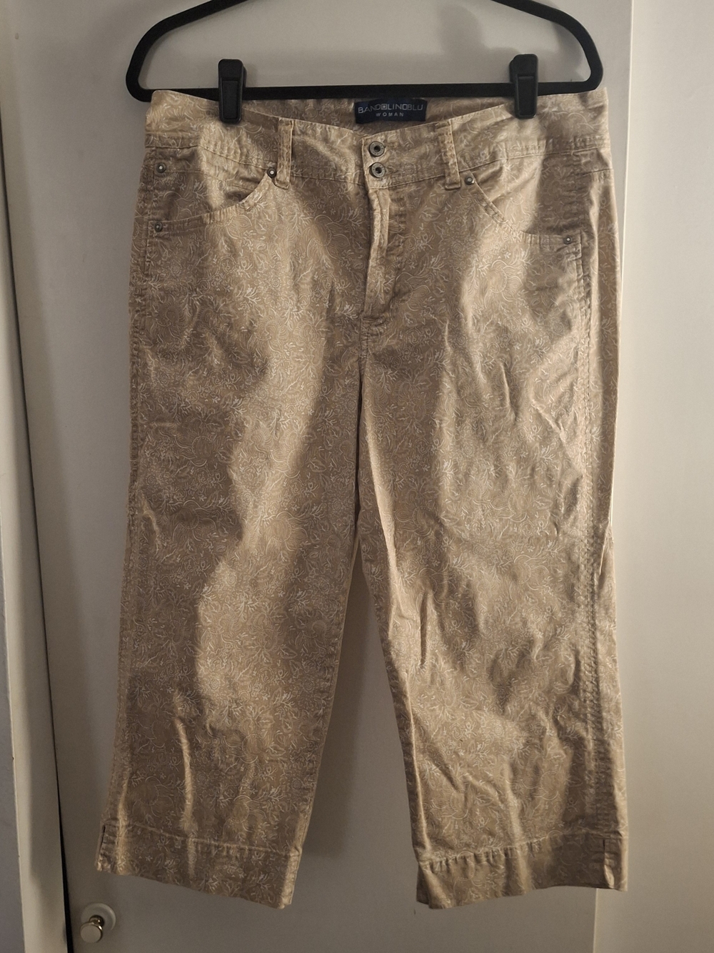 Bandolinoblu Women's Beige Paisley Cropped Pants